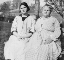 Carrie and Emma Buck, 1924.jpg