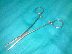 Kocher's forceps with toothed jaw.jpg