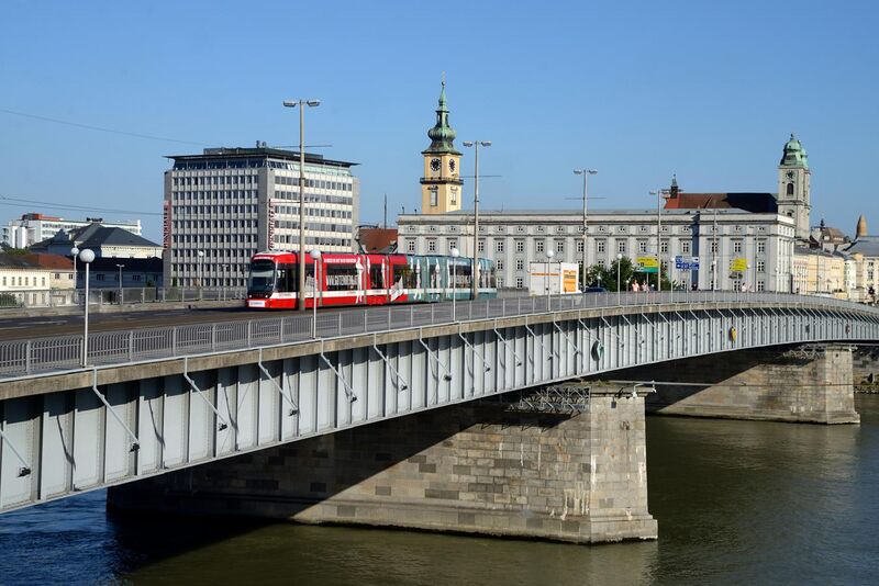 File:Tram Linz Cityrunner Nibelungenbruecke.jpg