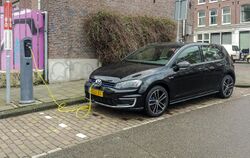 Black VW Golf GTE charging fl, Amsterdam (20150224 102438).jpg