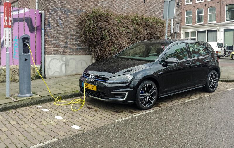 File:Black VW Golf GTE charging fl, Amsterdam (20150224 102438).jpg