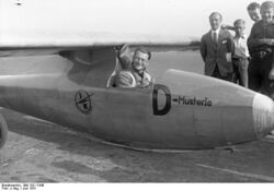 Bundesarchiv Bild 102-11940, Berlin, Wolf Hirt im Segelflugzeug.jpg