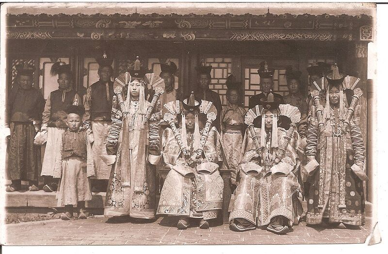File:Ladies at court Bogd Khan. Mongolia, 1911-1924.jpg