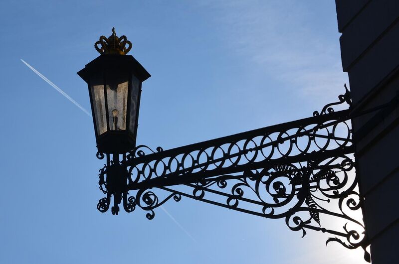 File:Lampen am kurfürstlichen Schloss Neuwied.JPG