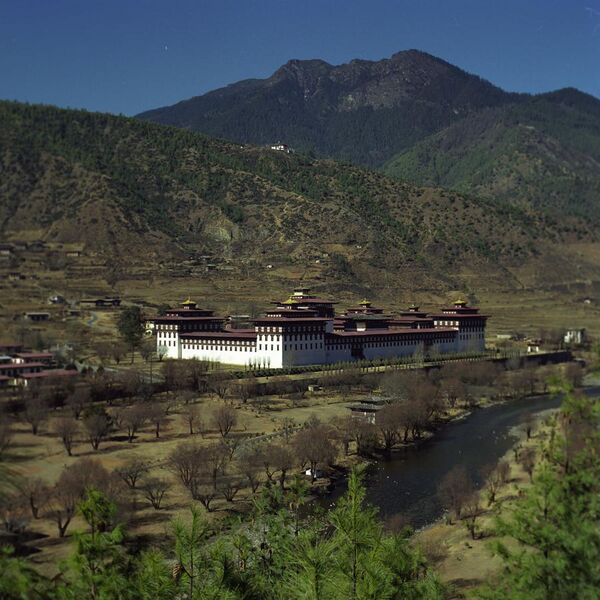 File:Tashichoedzong-Bhutan-2001.JPG