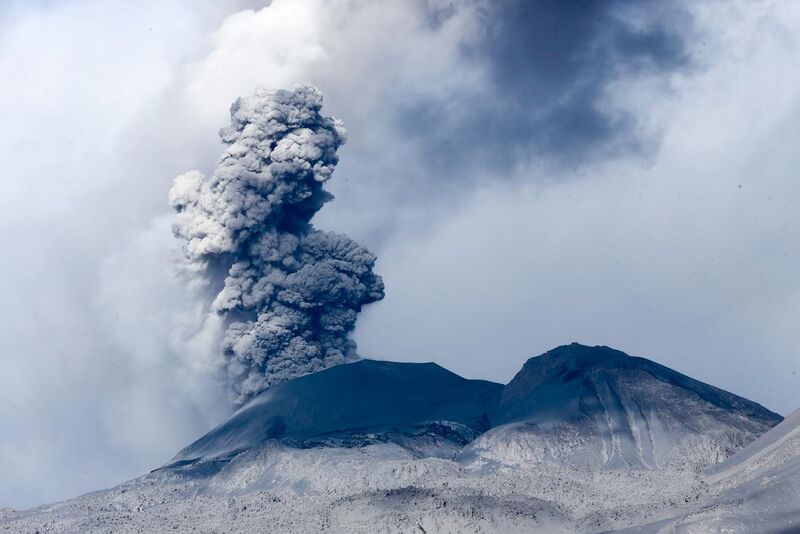 File:Erupción en el volcán Sabancaya, Perú.jpg