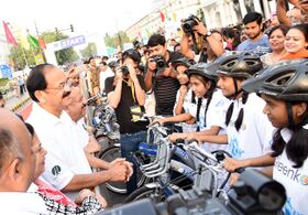The Vice President, Shri M. Venkaiah Naidu interacting with the students participating in the Bicycle Rally, on the occasion of World Bicycle Day 2018, in New Delhi.JPG