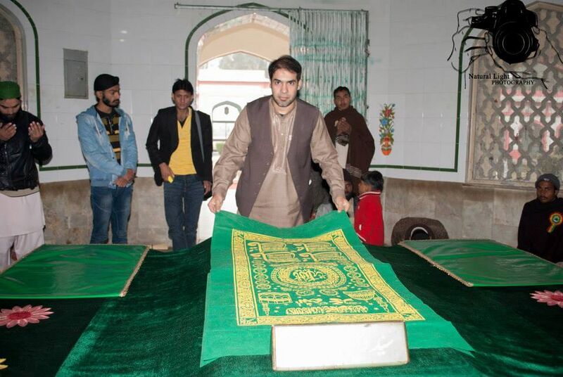 File:Farhan Wilayat (Philanthropist) presenting chadar at Waris Shah's Shrine.jpg