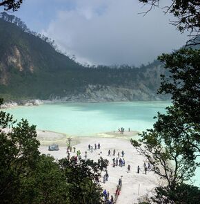 Kawah Putih Lake from the viewing platform, Bandung Regency, 2014-08-21.jpg