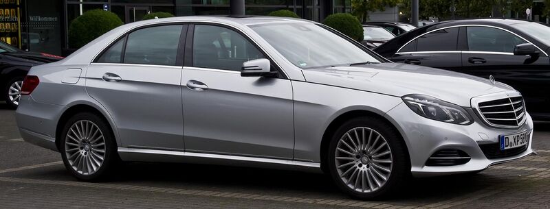 File:Mercedes-Benz E 220 CDI Elegance (W 212, Facelift) – Frontansicht (1), 30. August 2014, Düsseldorf.jpg