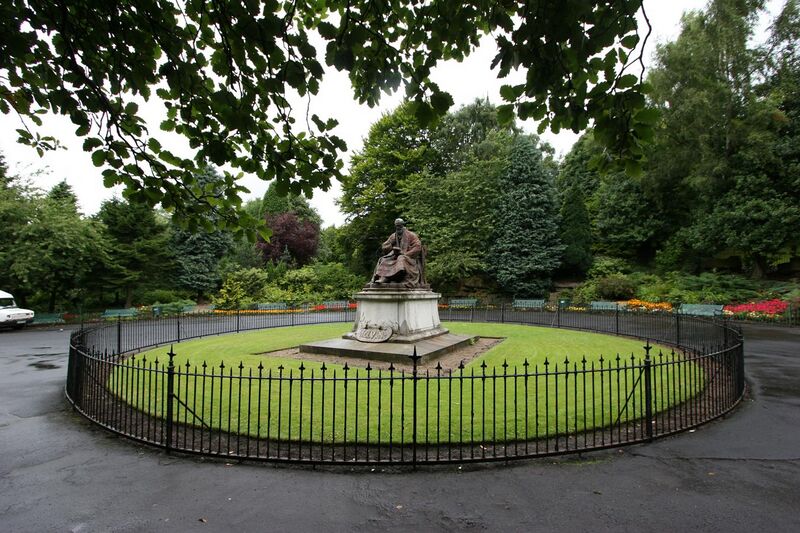 File:The memorial of William Thomson, 1st Baron Kelvin, University of Glasgow.jpg
