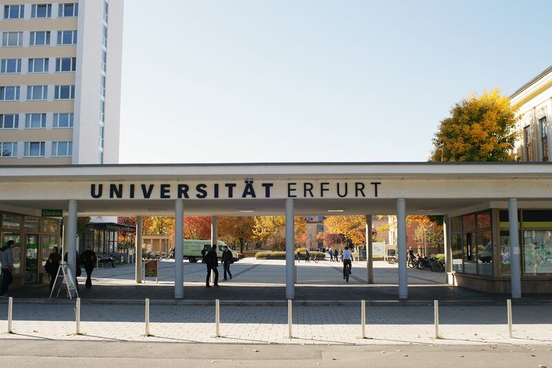 File:Eingangsbereich der Universität Erfurt.jpg
