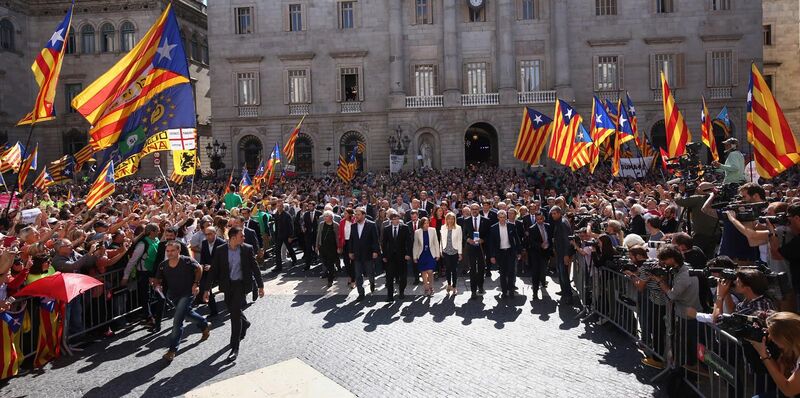 File:El president i els alcaldes entrant al Palau de la Generalitat.jpg