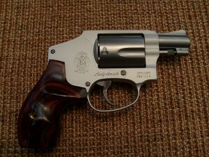 Smith & Wesson Model 642 LS Ladysmith (8212014974).jpg