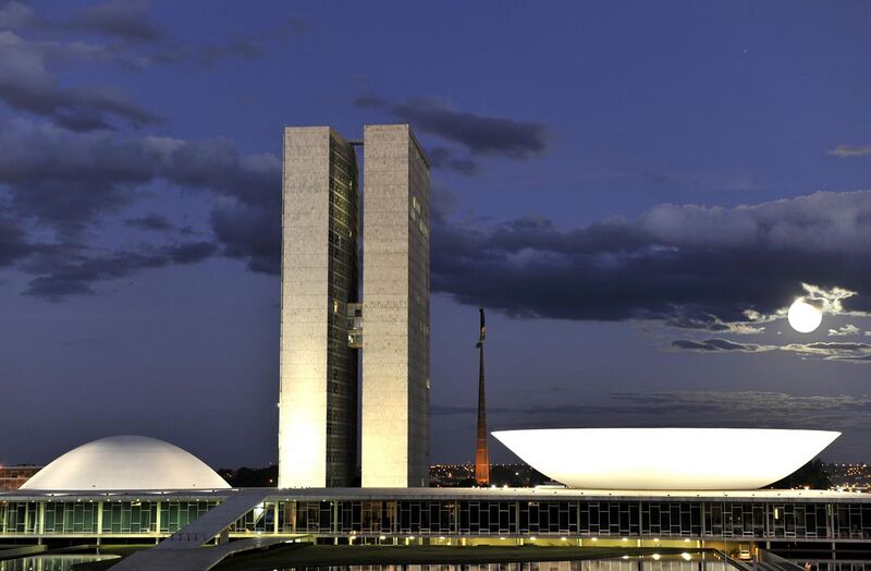 File:Congresso Nacional do Brasil em noite de lua cheia.jpg