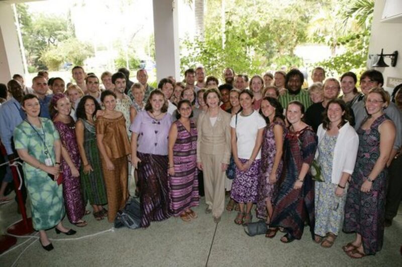File:Laura Bush with Ghana Peace Corps volunteers.jpg