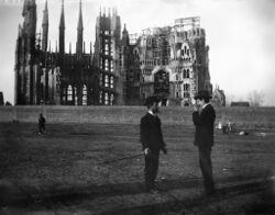 Baldomer Gili Roig. La Sagrada Família, 1905 Copia moderna del negatiu original de vidre.jpg