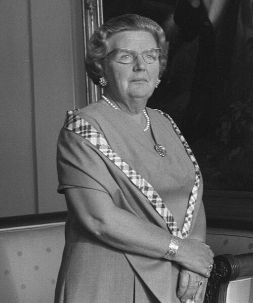 File:Koningin Juliana heeft op paleis Soestdijk B.M. Leito beëdigd als gouverneur van, Bestanddeelnr 923-6352 (crop).jpg