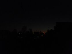 Winterabend im Dorf Cyriaxweimar in Elnhausen-Michelbacher Senke mit Venus am Nachthimmel, Radroute von Marburg-Stadtwald 2016-12-30.jpg