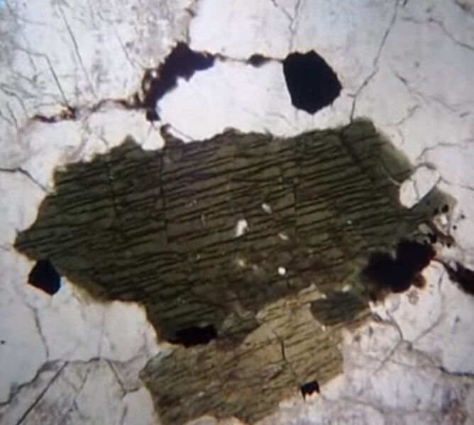 File:Microscopic image Pyroxene.jpg