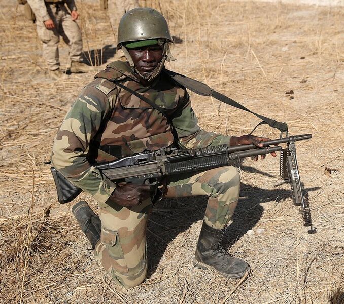 File:Soldat sénégalais muni d'une mitrailleuse M60 en 2016.jpg