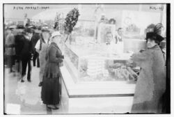 Astor Market meat counter in Manhattan in 1915.jpg