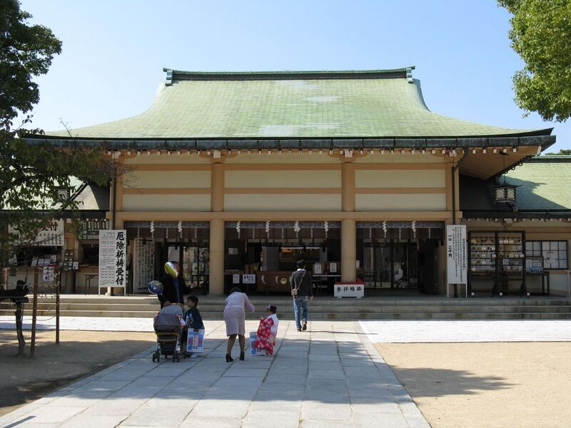 File:Ikukunitama-jinja haiden.jpg