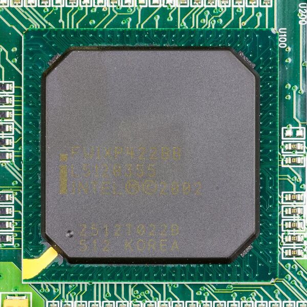 File:Intel FWIXP422BB on mainboard of UMTS Router Surf@home II, o2-8338.jpg