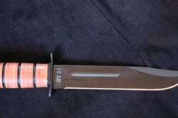 Ka-Bar USMC fighting-work knife (4121917051).jpg