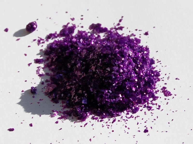 File:Chromium(III)-chloride-purple-anhydrous-sunlight.jpg