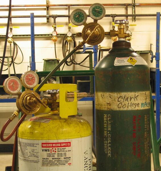 File:Compressed gas cylinders.mapp and oxygen.triddle.jpg