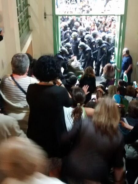 File:Intervenció policial a Institut Pau Claris de Barcelona l'1 d'octubre de 2017.jpg