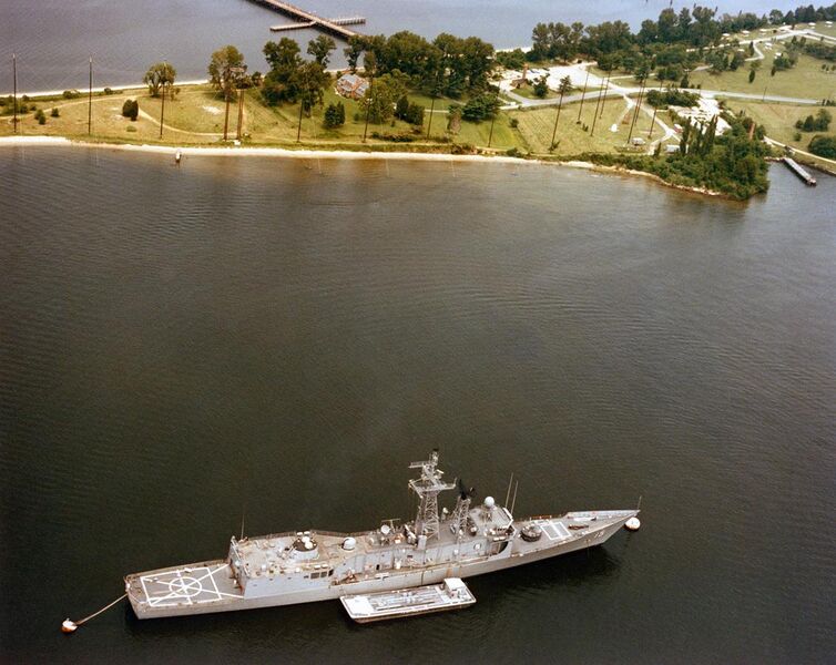 File:USS Estocin FFG-15 moored near EMPRESS I.jpg