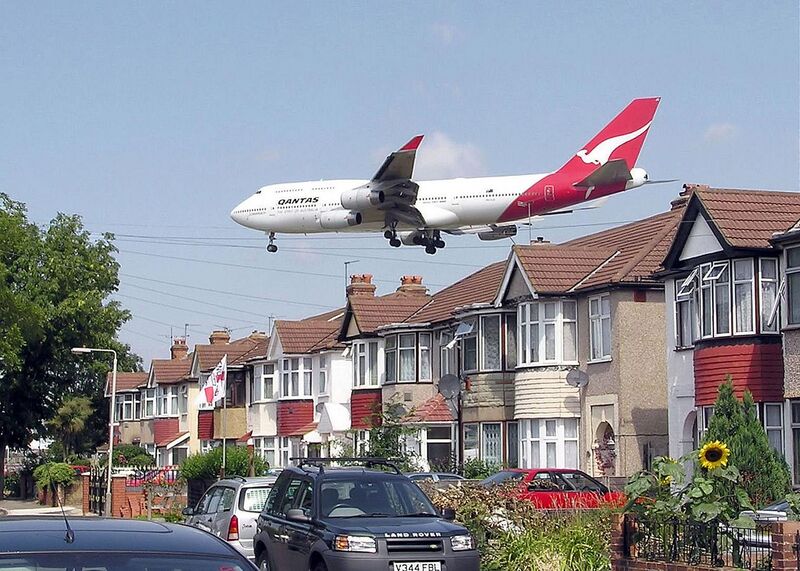 File:Qantas b747 over houses arp.jpg