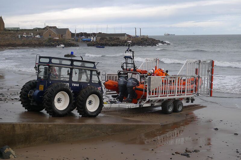 File:Kinghorn lifeboat pulled by its tractor - geograph.org.uk - 1743064.jpg