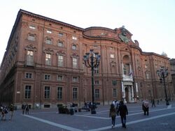 Piazza and Palazzo Carignano - panoramio.jpg