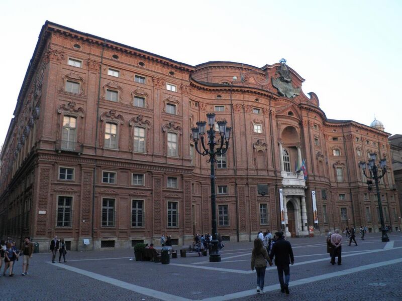 File:Piazza and Palazzo Carignano - panoramio.jpg