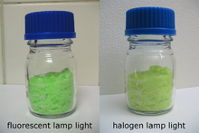 Praseodymium chloride heptahydrate under fluorescent lamp light and halogen lamp light.png