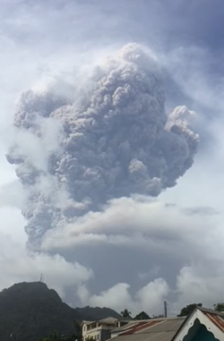 Deuxième explosion de la Soufrière à Saint-Vincent.png