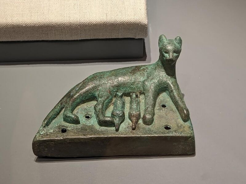 File:Late ancient Egyptian bronze statuette of a mother cat nursing her kittens, dating c. 664 – c. 332 BCE, Eskenazi Museum of Art.jpg