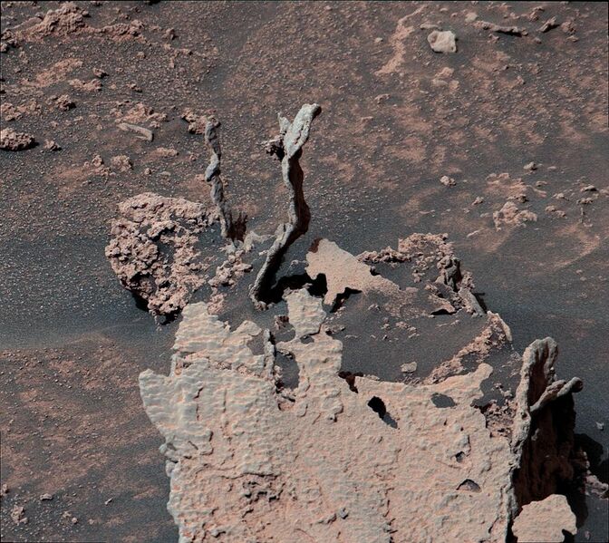File:NASA-MarsCuriosityRover-RockSpikes-20220517.jpg