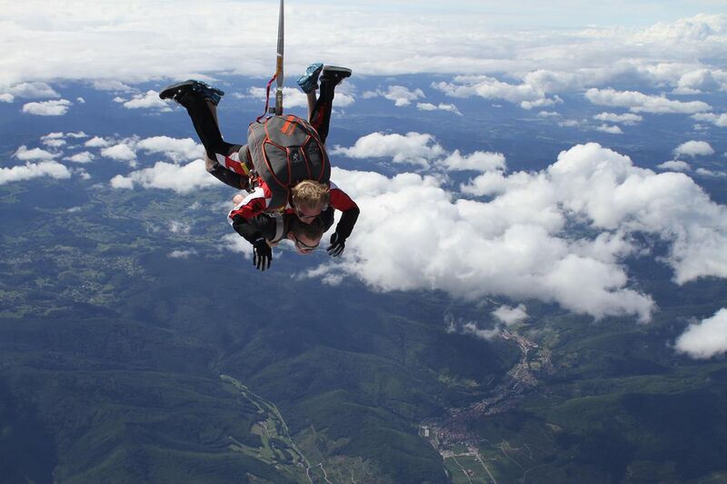 File:Skydiving France.jpg