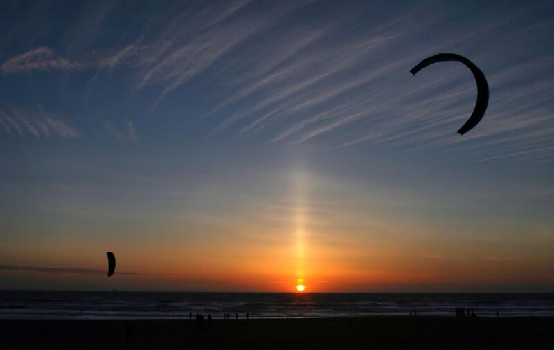 File:Sun pillar and kitesurfers.jpg
