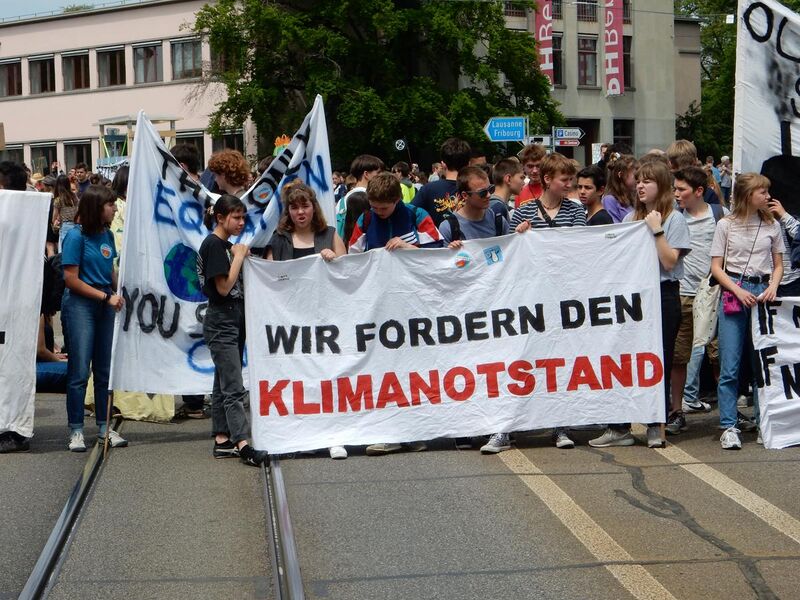 File:Bern Klimastreikdemo Helvetiaplatz Klimanotstand.JPG