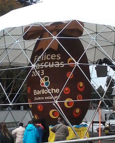 File:Huevo de chocolate en Bariloche (Argentina).jpg