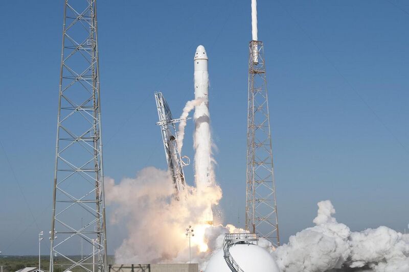 File:SpaceX’s Falcon 9 Rocket & Dragon Spacecraft Lift Off (crop).jpg