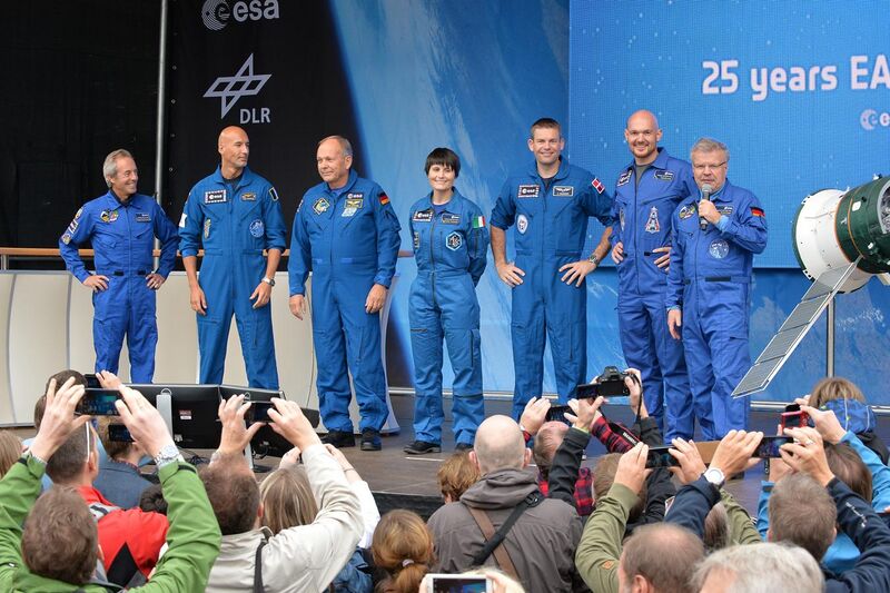 File:Treffen der Astronauten.jpg