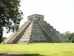 Chichen Itza Tempelpyramide.JPG