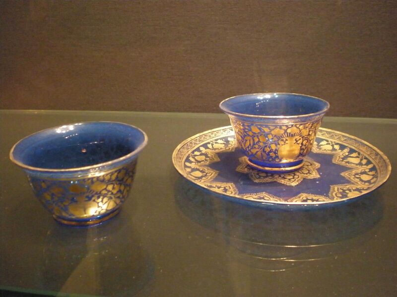 File:WLA vanda Mughal Two cups Cobalt Blue Glass with gilt floral decoration.jpg