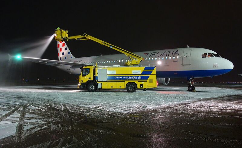 File:De-icing Croatia Airlines.jpg
